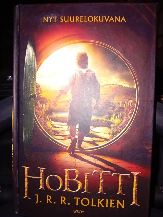 J. R. R. TOLKIEN  : HOBITTI  ( SIS POSTIKULU  )