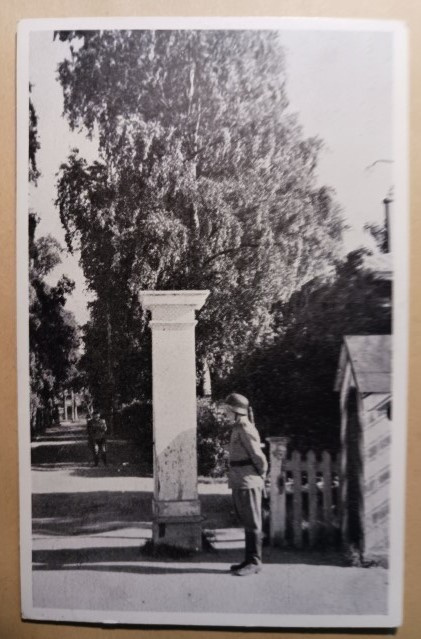 Sotilas vartiossa kasarmin portilla, mv vkpk, p. 1951