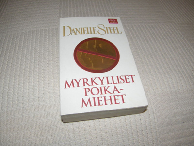 Danielle Steel Myrkylliset poikamiehet  -pok