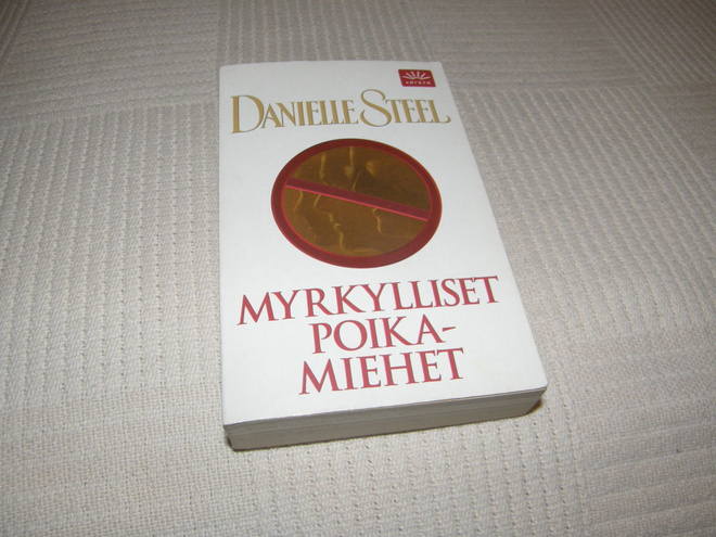 Danielle Steel Myrkylliset poikamiehet  -pok
