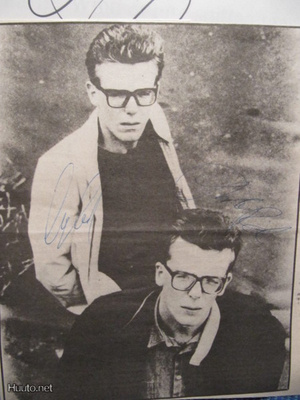 The Proclaimers lehtikuva aidoilla nimikirjoituksilla
