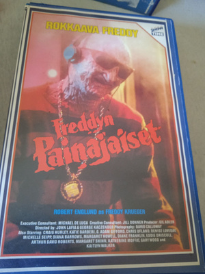 Freddyn painajaiset rokkaava Freddy