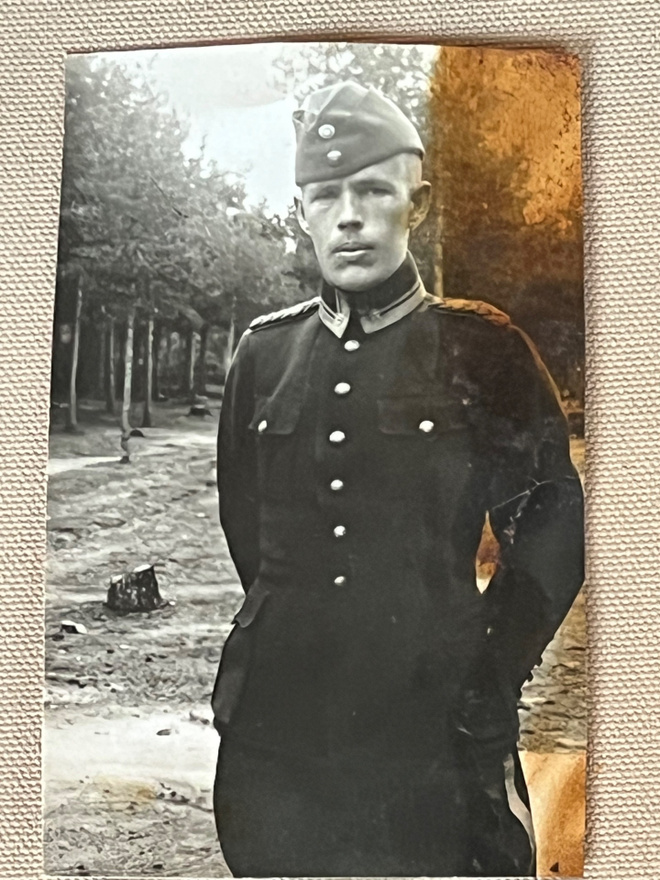 Vanha sotilaskuva m/22 puku olkajohdot metsätausta