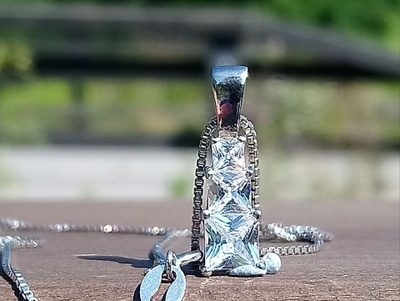 Hopeinen kaulakoru leimalla 925. Korun pituus: 19 mm.