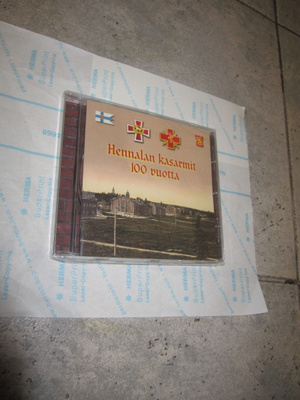 HENNALAN KASASARMIT 100 VUOTTA SAMCD-42 : AVAAMATON