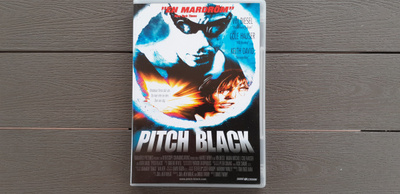 DVD: Pitch Black / Pimeän Uhka (Vin Diesel 2000)