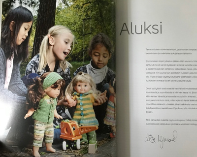 Hauskat nukenvaatteet neulomalla ja virkkaamalla
