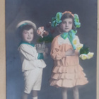 Lapset menossa onnittelemaan kukkien kanssa, p. 1914 - pikkukuva 1