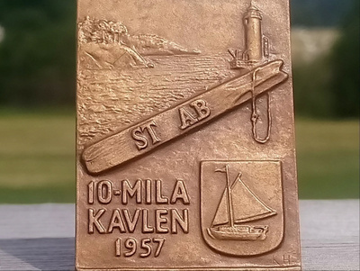 Valmistajan leimalla Pronssinen merkki. Halkaisija - 46*34 m