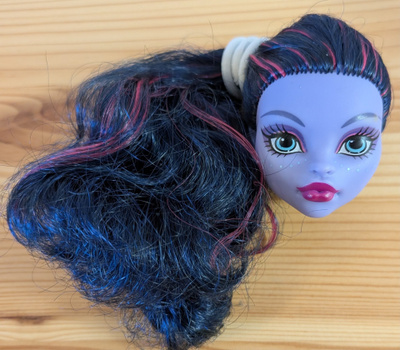 Monster High-nuken pää, vanha, violetti.
