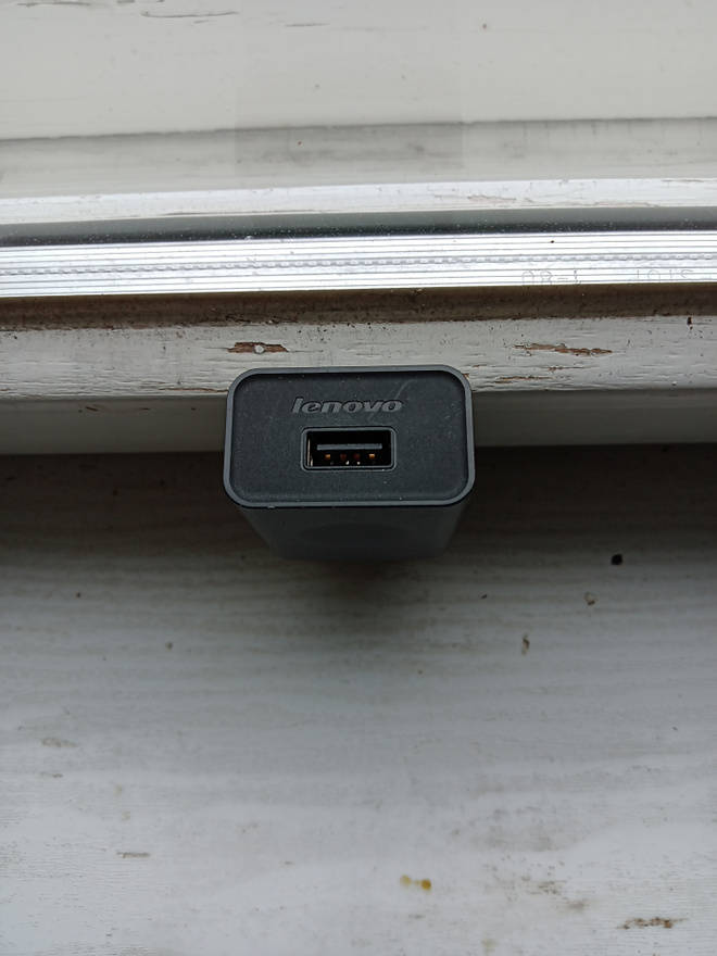USB-A matalatehoinen virtalähde - laturi 5V 1A = 5W 5VA.