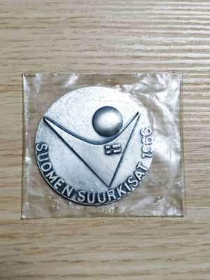 Suomen Suurkisat 1966 -pöytämitali muovitaskussa
