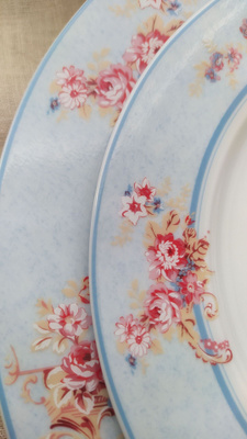APILANLEHTI, Fyrklövern, Laura Ashley, Josephine, viisi osaa