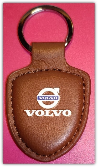 Pieni nahkainen ruskea Volvo avaimenperä