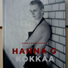 Hanna Gullichsen - Hanna G kokkaa (sid., sign.) - pikkukuva 1