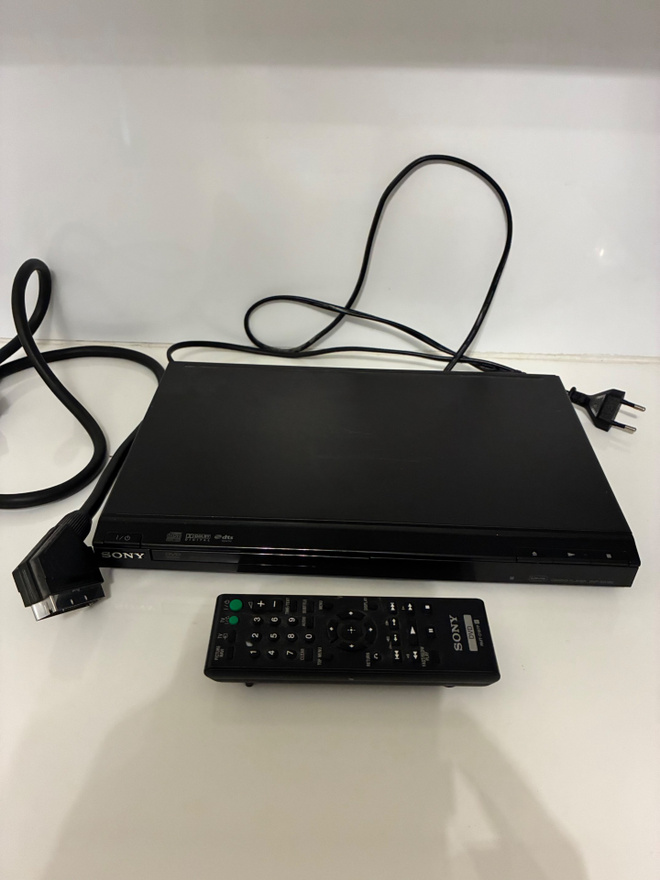 Sony DVP-SR100 dvd soitin + scart johto