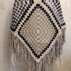 Alina´s Handmade käsin virkattu Poncho valkoinen siniharmaa - pikkukuva 3