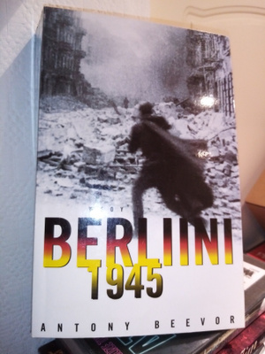 BEEVOR : BERLIINI 1945 ( SIS POSTIKULU)