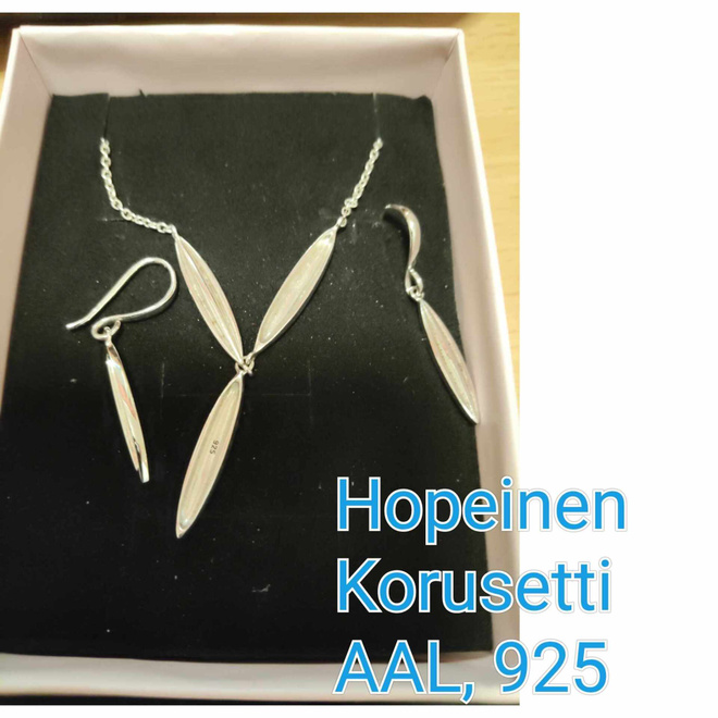 Hopeinen korusetti , riipus ja korvakorut