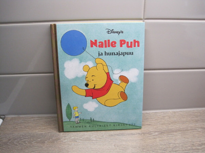 TAMMEN KULTAISET KIRJAT,DISNEY NALLE PUH JA HUNAJAPUU no 222