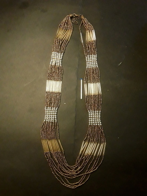 kaulakoru / helmet