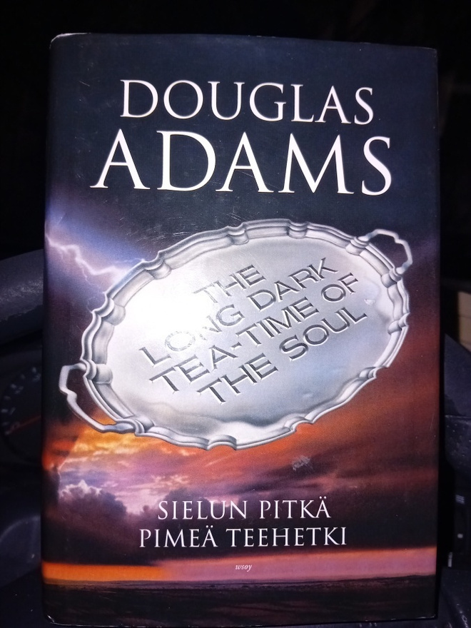 Douglas Adams: Sielun pitkä pimeä teehetki (1.p.2002) Sis.pk