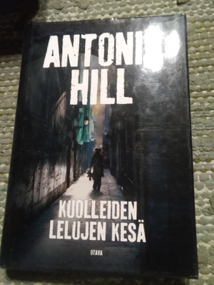 Antonio Hill: Kuolleiden lelujen kesä