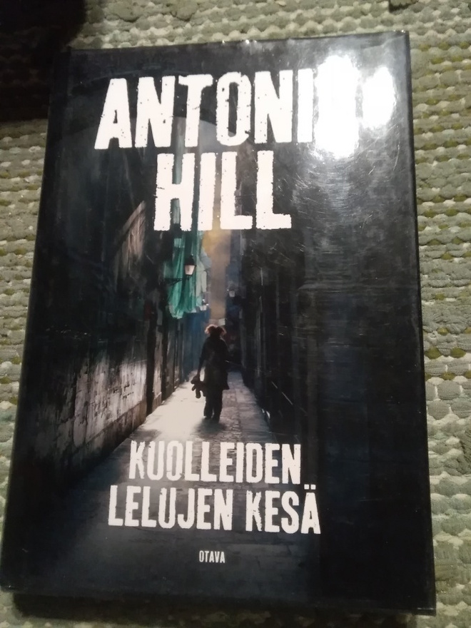 Antonio Hill: Kuolleiden lelujen kesä