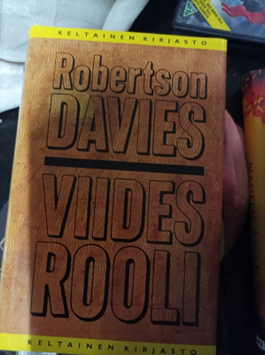 Robertson Davies Viides rooli