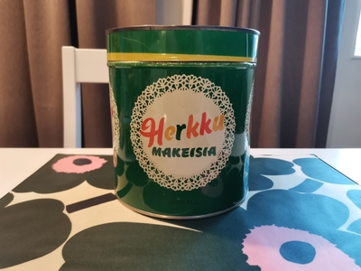 SOK:n Vaajakosken tehtaan purkki Herkku makeisia