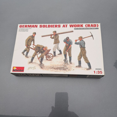 Miniart 1/35 German soldiers at Work