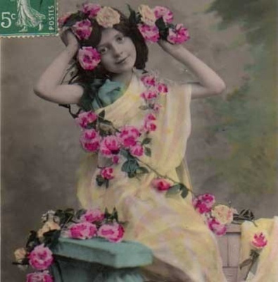 NAINEN / Eksoottisen kaunis tyttö ja ruusuköynnös. 1900-l.