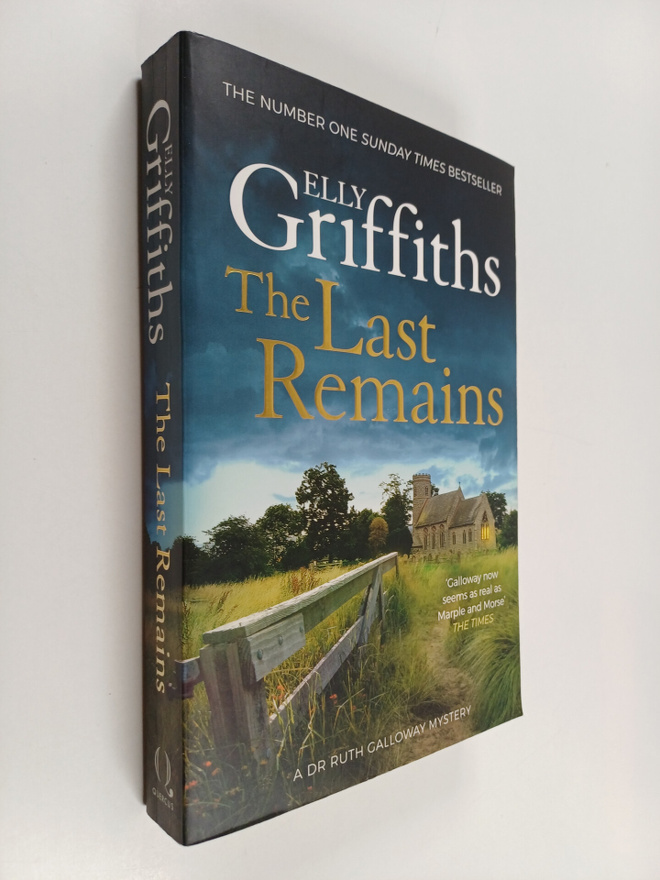 Elly Griffiths : The last remains : a Dr Ruth Galloway my...
