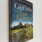 Elly Griffiths : The last remains : a Dr Ruth Galloway my... - pikkukuva 1
