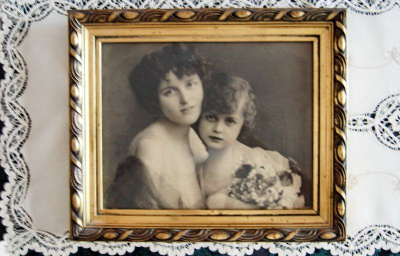 Upea vanha sisustustaulu.Valokuva on 1900-luvun alkupuolelta