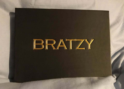 Bratzy-peli kullanvärisillä nopilla