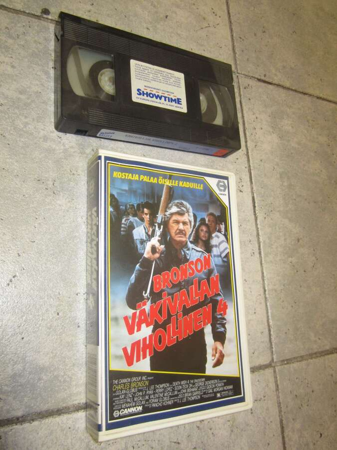 CHARLES BRONSON -  VÄKIVALLAN VIHOLLINEN 4 : VHS