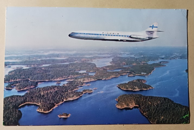 Finnair Caravelle, kone ylittää  saaristoa, p. 1974