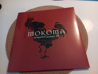 Mokoma - Punainen kukko-EP 2020. Tehdasmuoveissa