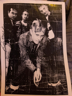 Flint -yhtyeen (Keith Flint) nimikirjoitukset paperilla