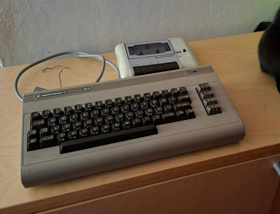 Commodore 64 + Datassette + Virtalähde
