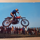 Motocross, ilmassa katsojien edessä, p. 1980 - pikkukuva 1