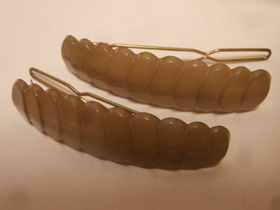 HIUSSOLKI 5. 2 KPL VAALEANRUSKEITA MUOVISOLKIA, VINTAGE