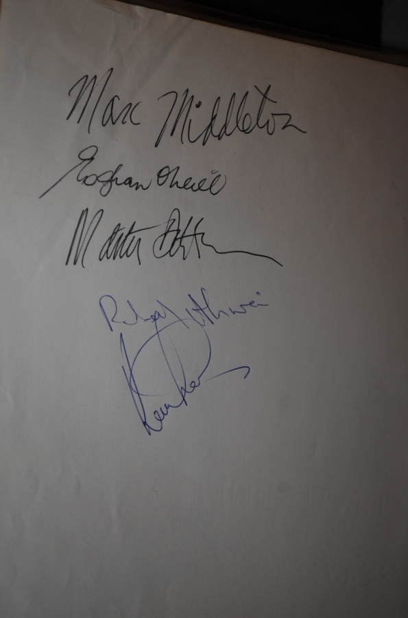 Middleton/O'Neill/Ditcham/Ahwaii/Kemp nimikirjoitukset