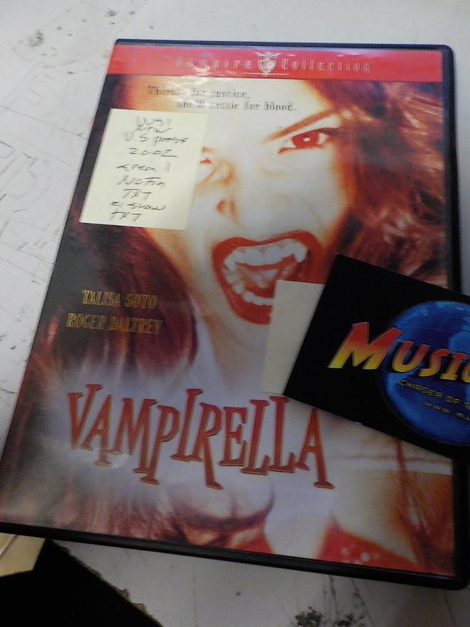 VAMPIRELLA UUSI JENKKIPAINOS DVD (W)