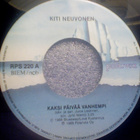 KITI NEUVONEN :: KAKSI PÄIVÄÄ VANHEMPI :: VINYYLI 7" 1988 - pikkukuva 2