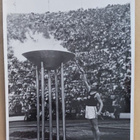 Paavo Nurmi sytyttää Olympiatulen 1952, vkpk, ei p. - pikkukuva 1
