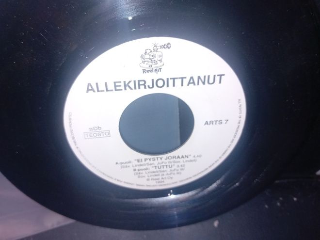 7" single Allekirjoittanut : Ei pysty joraan / Tuttu ( SIS P