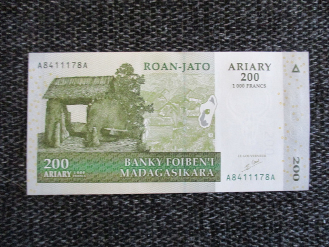 Madagascar 200 Ariary 2004 P-87 UNC  (K15-S58)