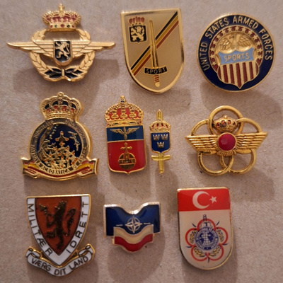 ULKOMAALAISIA MILITARIAAN LIITTYVIÄ PINSSEJÄ